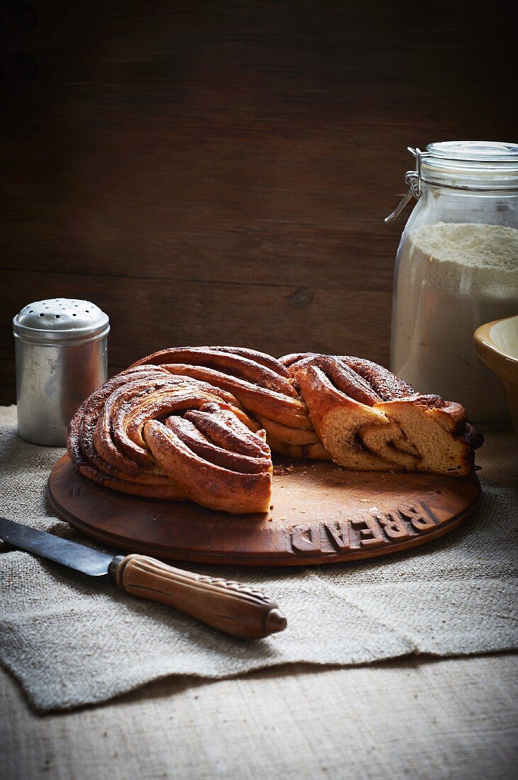 Zimtbrot auf Holzteller