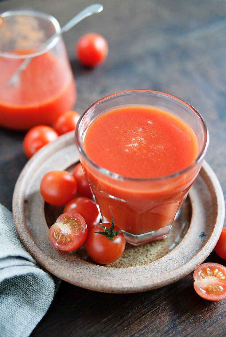 Tomatensaft und frische Tomaten