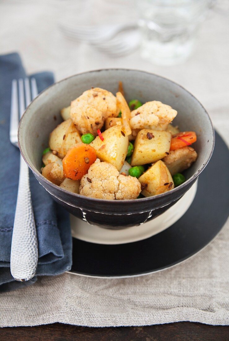 Blumenkohlcurry mit Kartoffeln und Erbsen