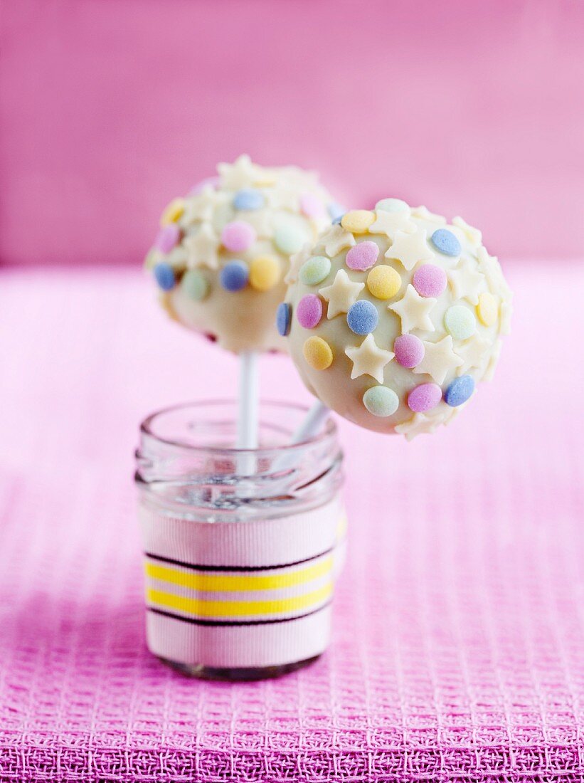 Cake Pops mit weisser Schokoladenglasur, Sternchen und Zuckerkonfetti