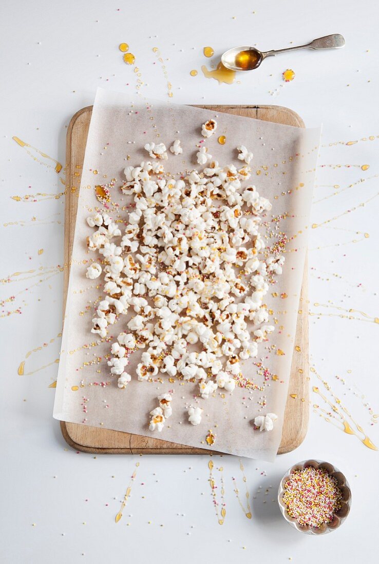 Party-Popcorn mit Honig und bunten Zuckerstreuseln