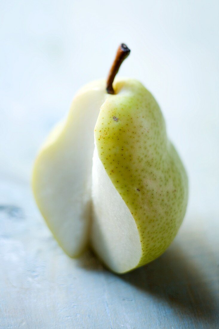 Eine angeschnittene Birne