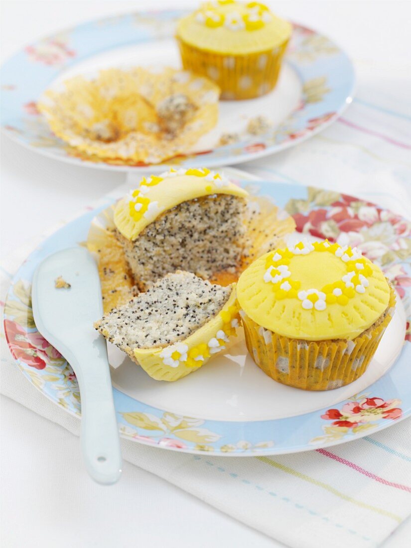 Zitronen-Mohn-Cupcakes mit Zuckerblumen