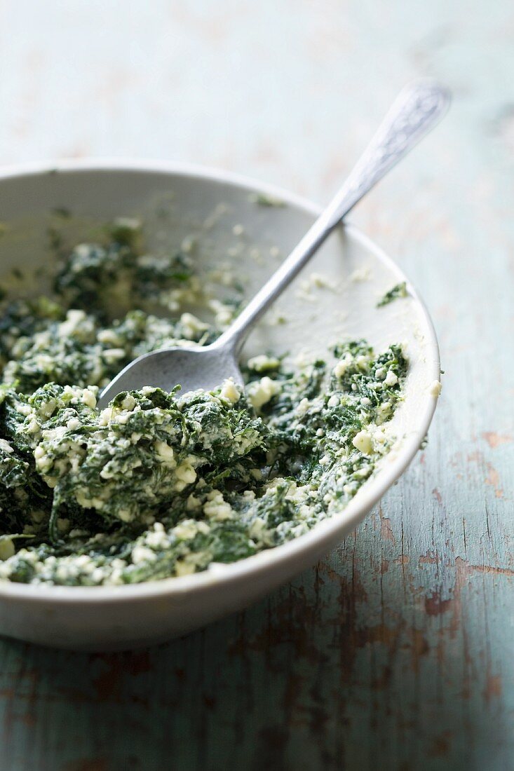 Spinach and feta filling for pastry parcels