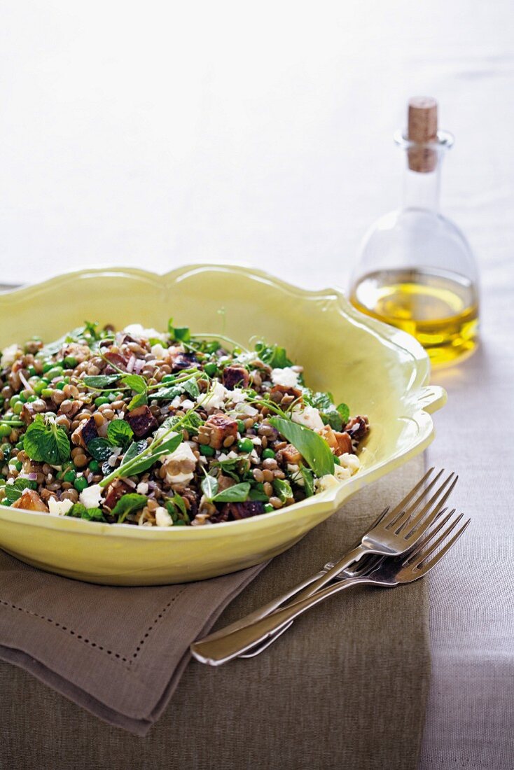 Salat von grünen Linsen und Erbsen mit Feta