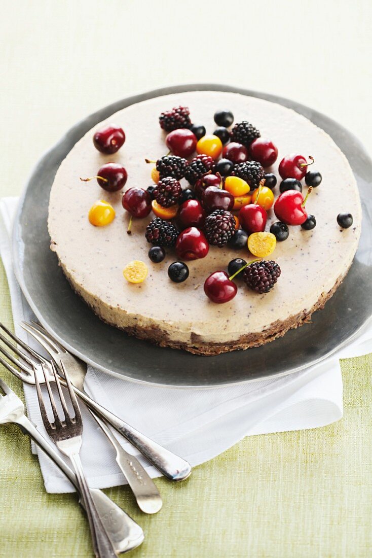 White chocolate cheesecake with cocoa splinters topped with fresh fruits