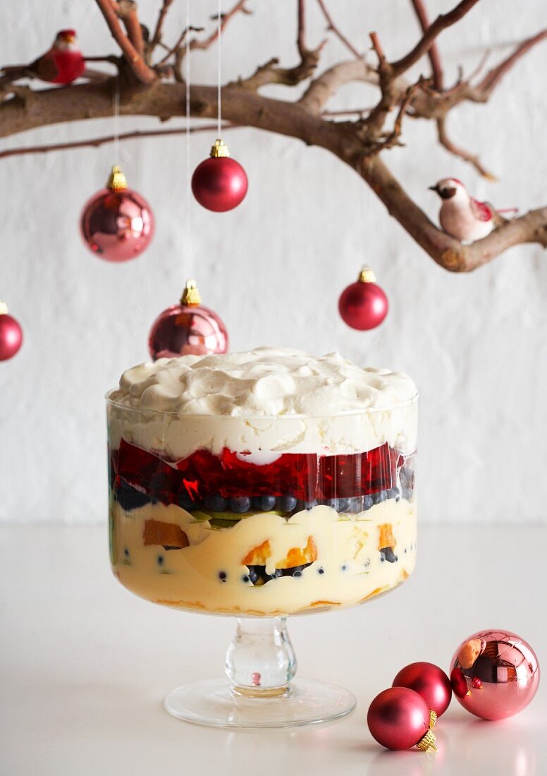 Weihnachtliche Trifle mit Custard Cream, Beeren & Fruchtgelee