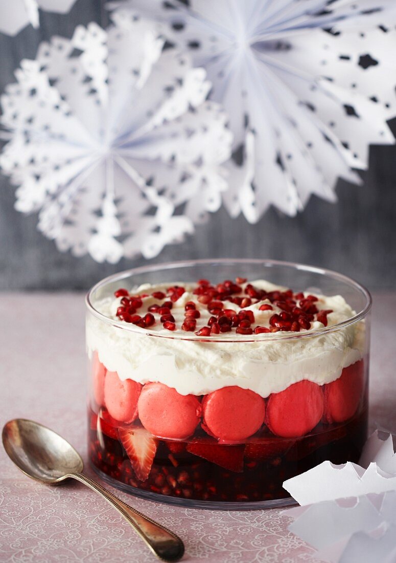 Trifle mit Erdbeeren, Granatapfel & Himbeermacarons