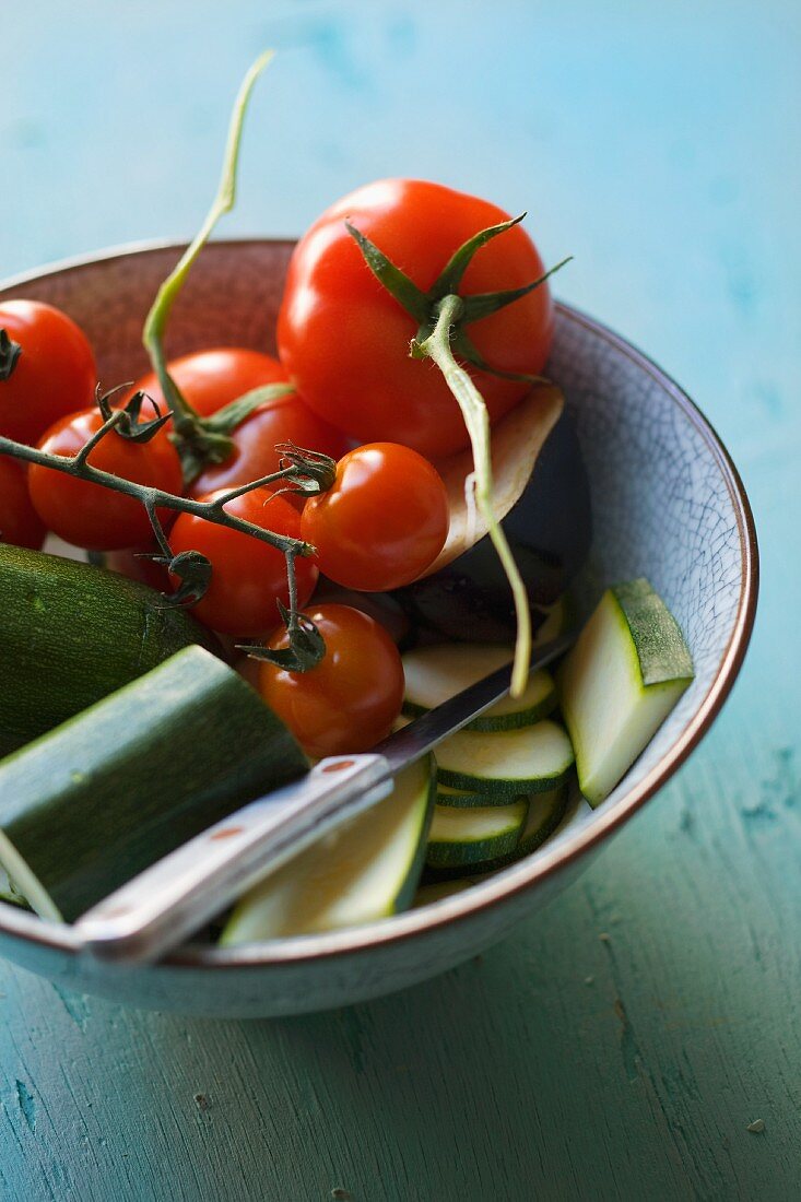 Tomatoes and courgette in a bowl