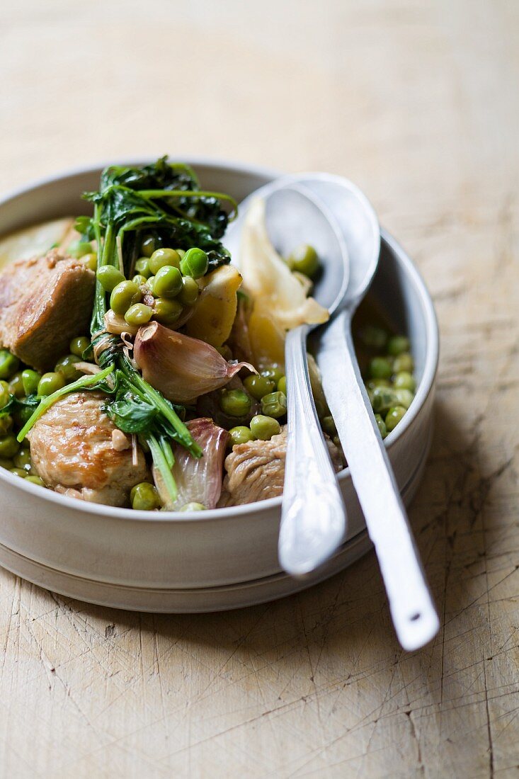 Tagine with veal, peas and garlic