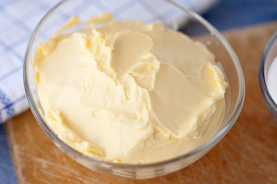 Butter in Glasschälchen als Backzutat