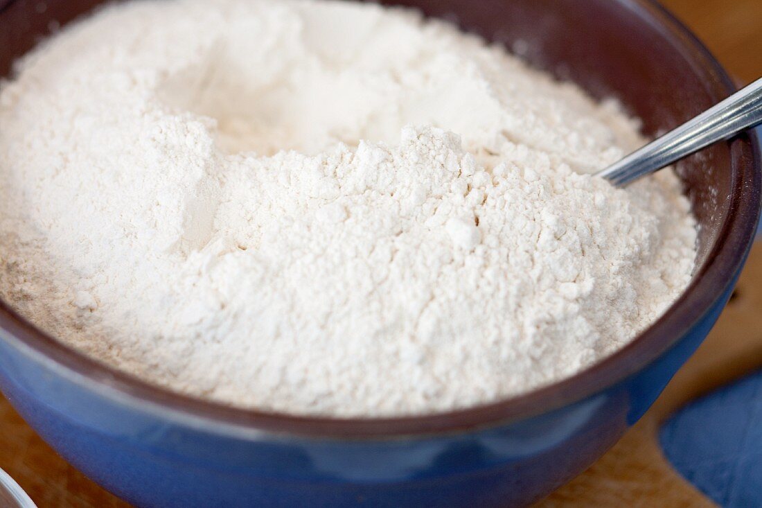Flour in a bowl (close-up)