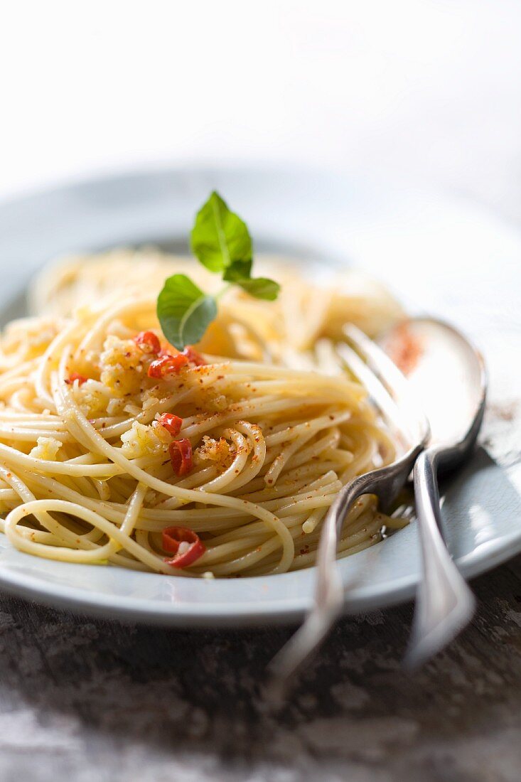 Spaghetti mit Knoblauch und Chilischoten
