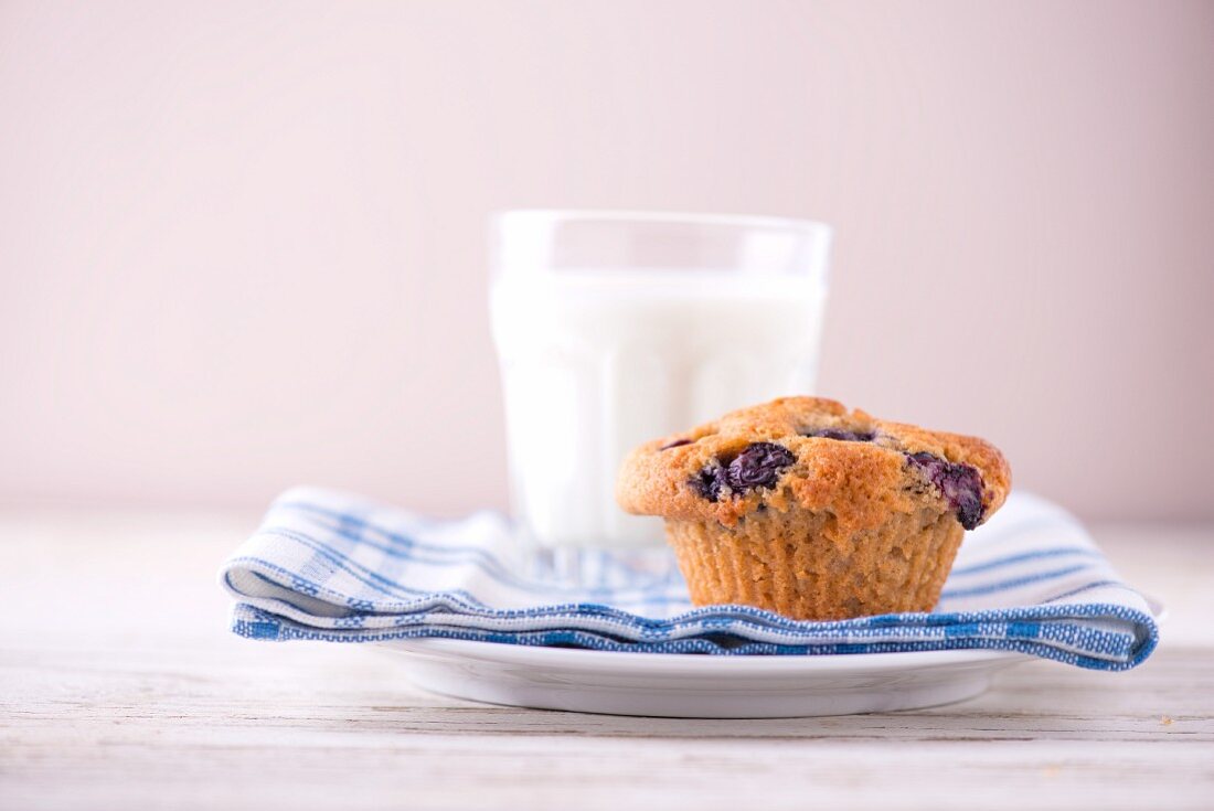 Heidelbeermuffin und ein Glas Milch