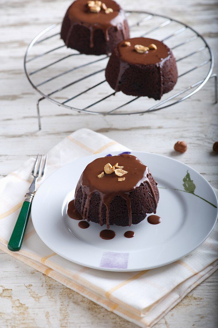 Individual chocolate puddings with walnuts