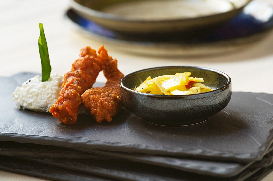 Frittierte Fischfilets mit Reis und eingelegtem Fenchel