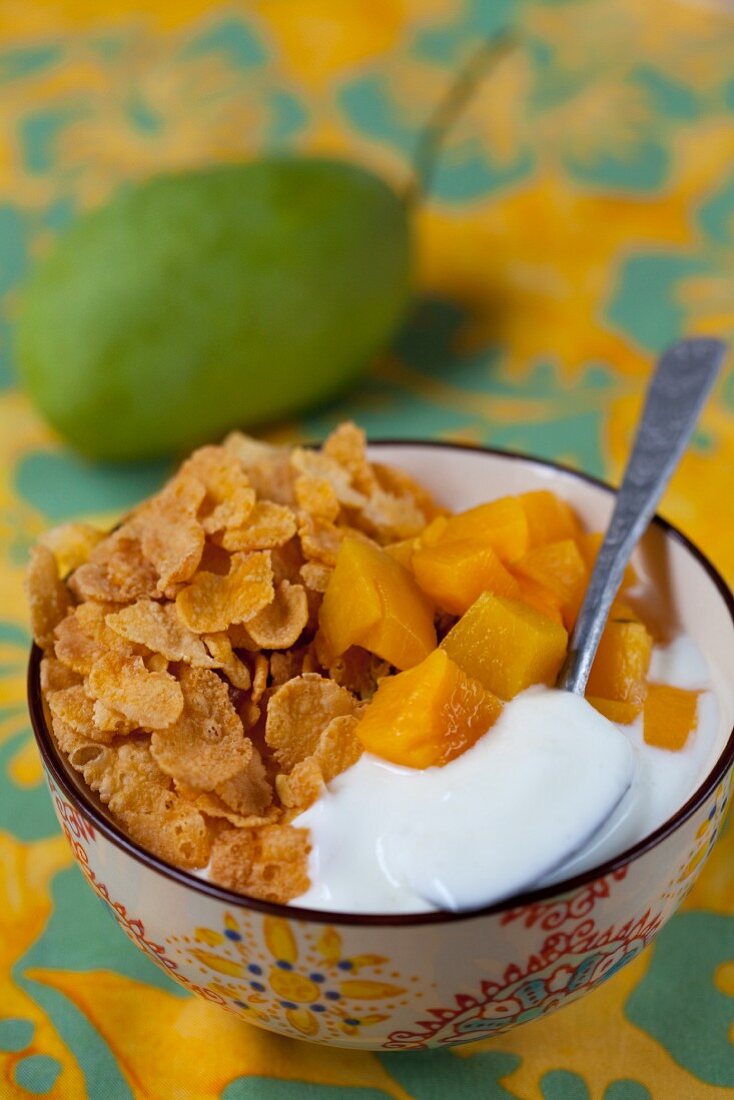 Cornflakes mit Mango und Joghurt