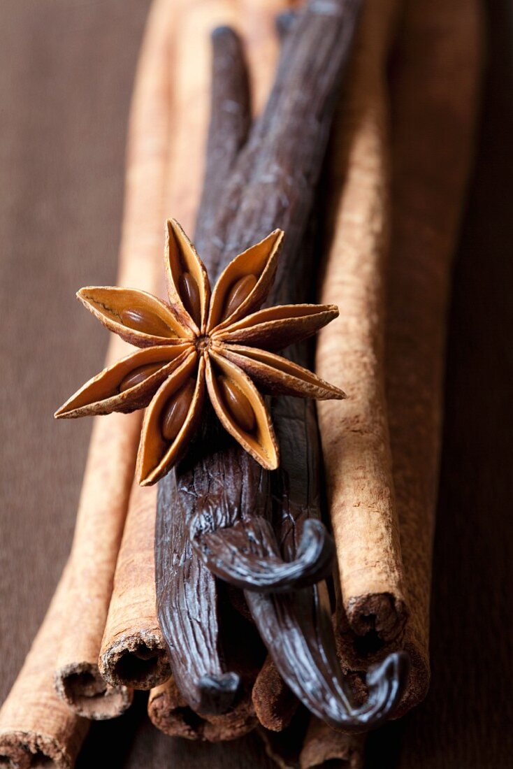 Cinnamon sticks, vanilla pods and a star anise