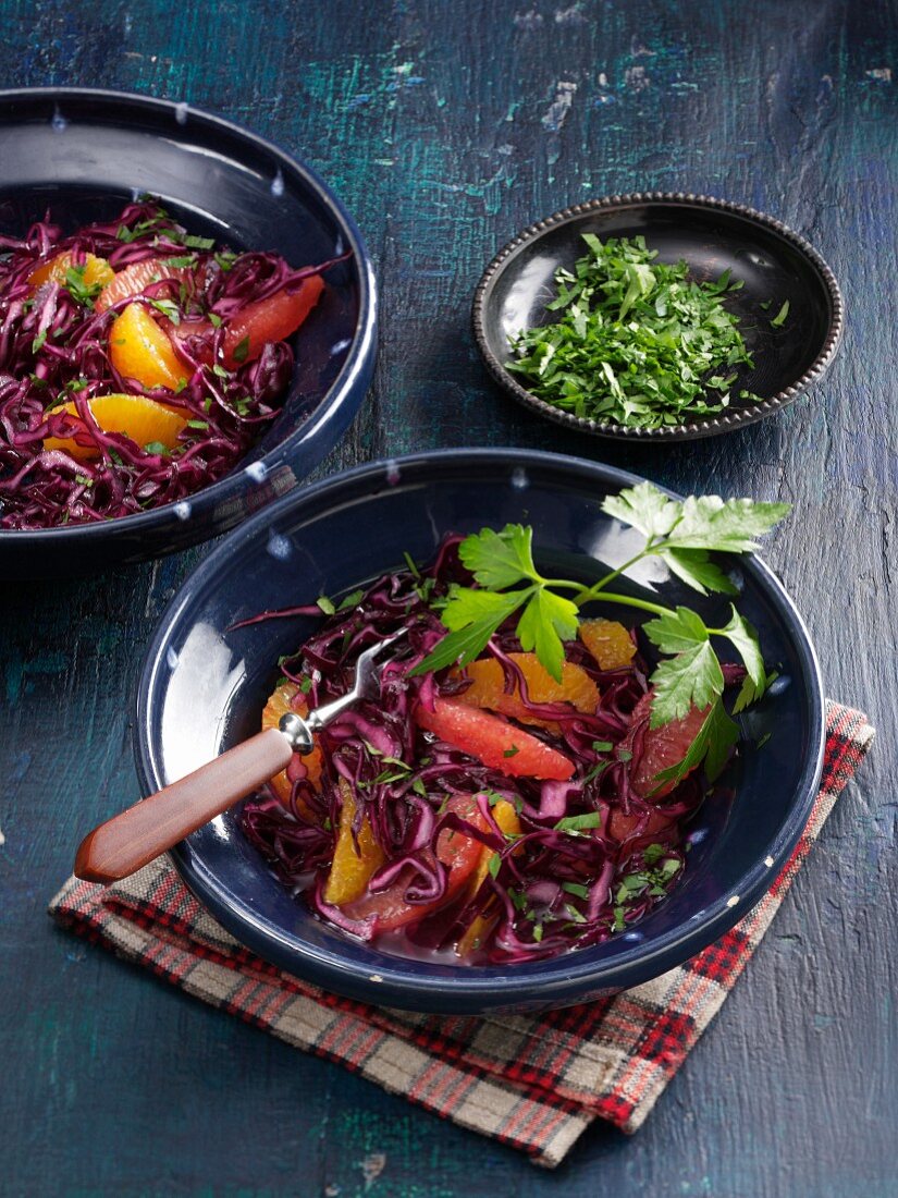 Red cabbage salad with citrus fruits