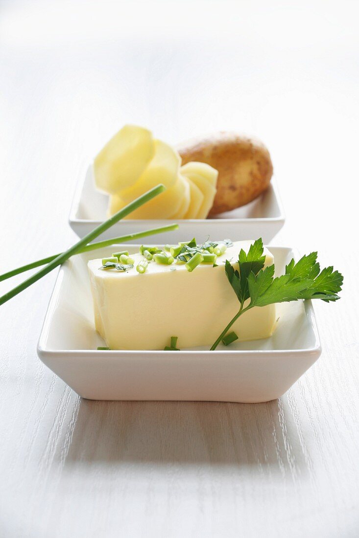 Kartoffelscheiben und Butter mit Schnittlauch und Petersilie