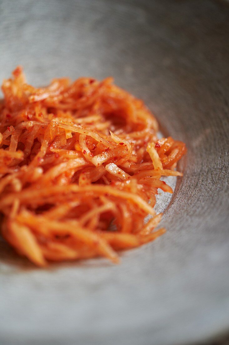 Kimchi mit roter Paprika-Fisch-Sauce, Knoblauch und Ingwer (Korea)