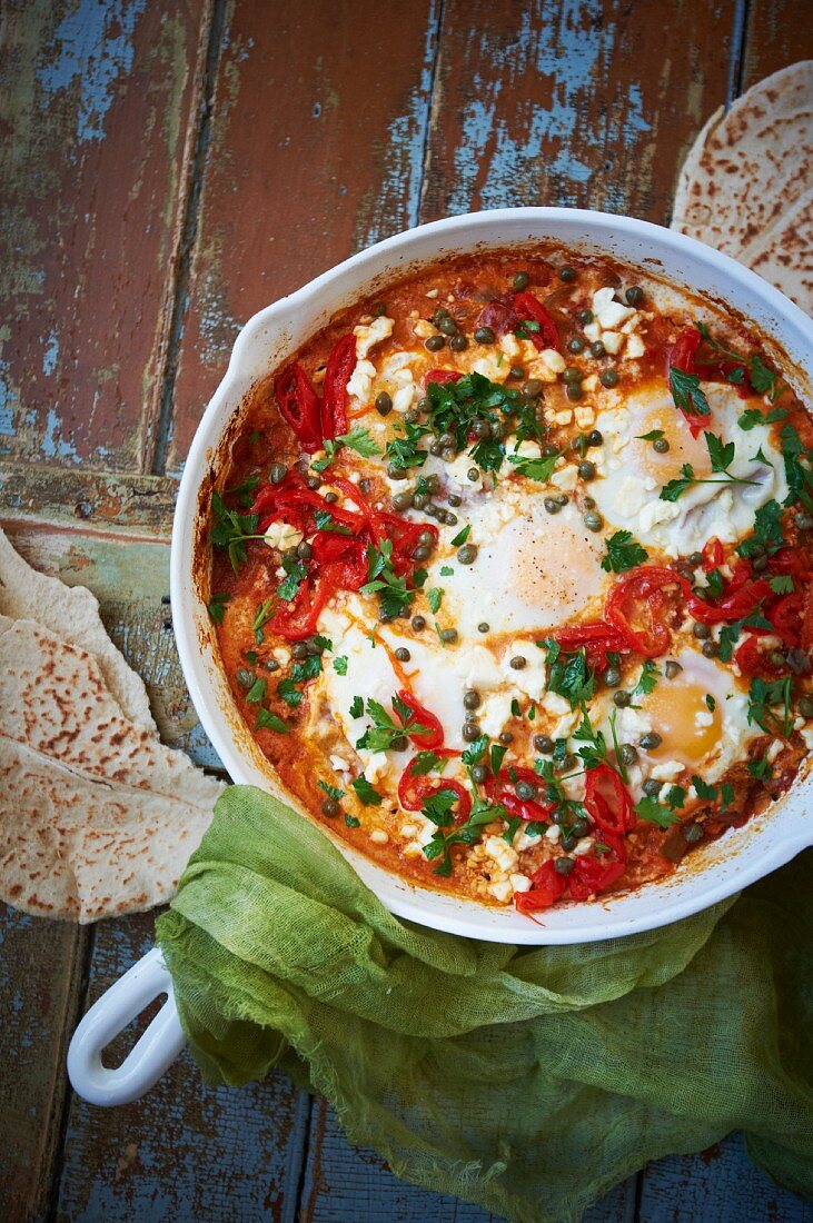 Shakshuka: pochierte Eier in Tomaten mit Kapern (Mittlerer Osten)