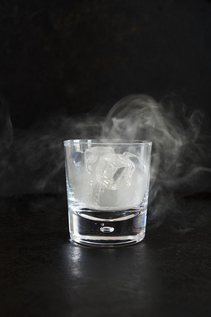 Rauchendes Eis in einem Glas