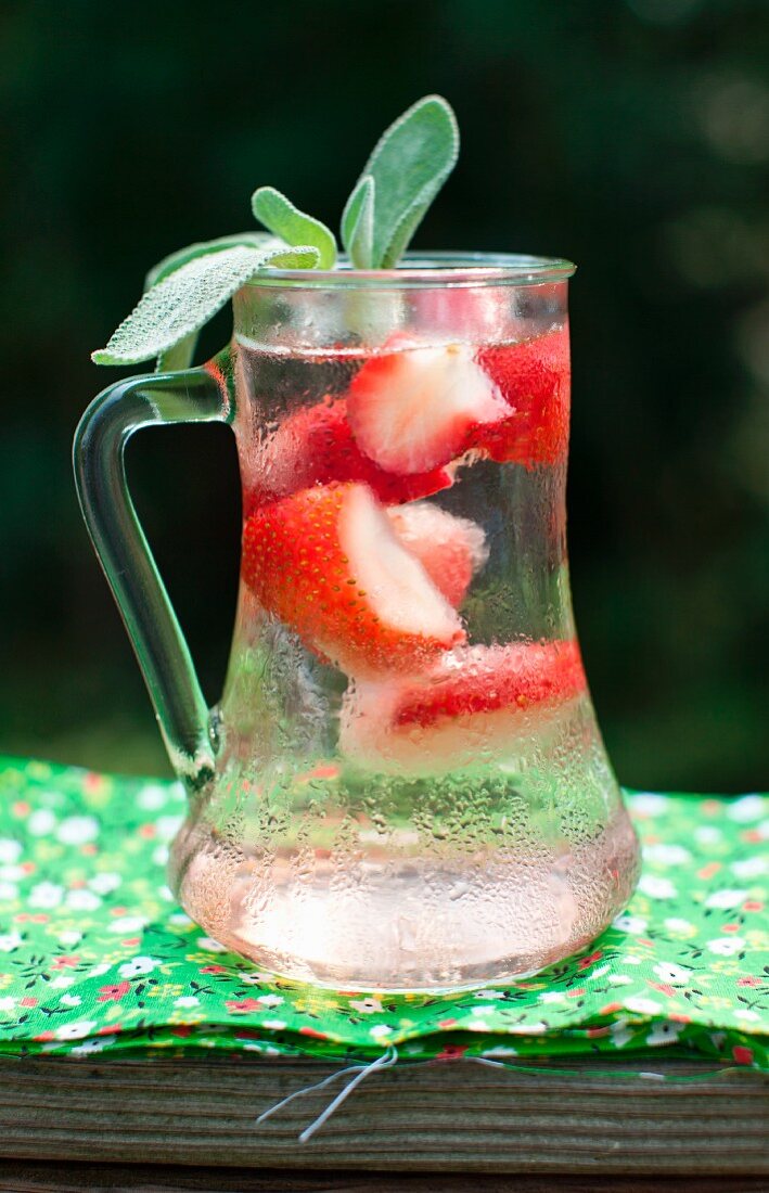 Erfrischungsgetränk mit Erdbeeren & Salbei in Glaskrug