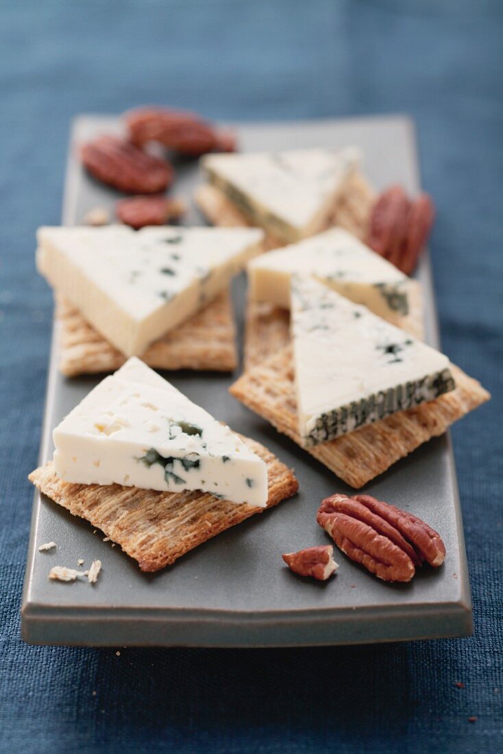 Blue cheese, crackers and pecan nuts
