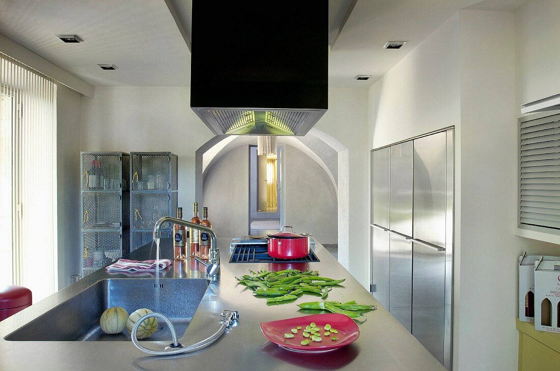Designerküchenblock mit Edelstahl Arbeitsfläche und Edelstahl Einbauschränken