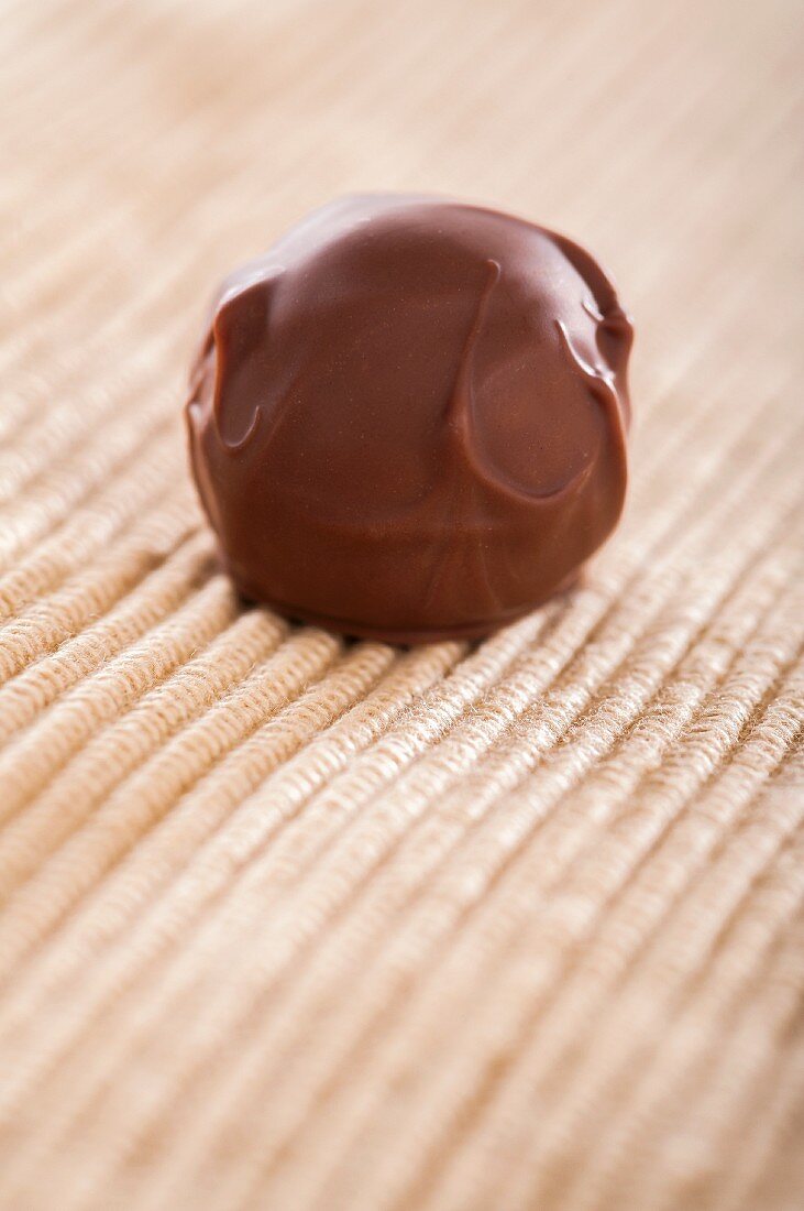 Eine handgemachte Schokoladentrüffel mit Milchschokolade