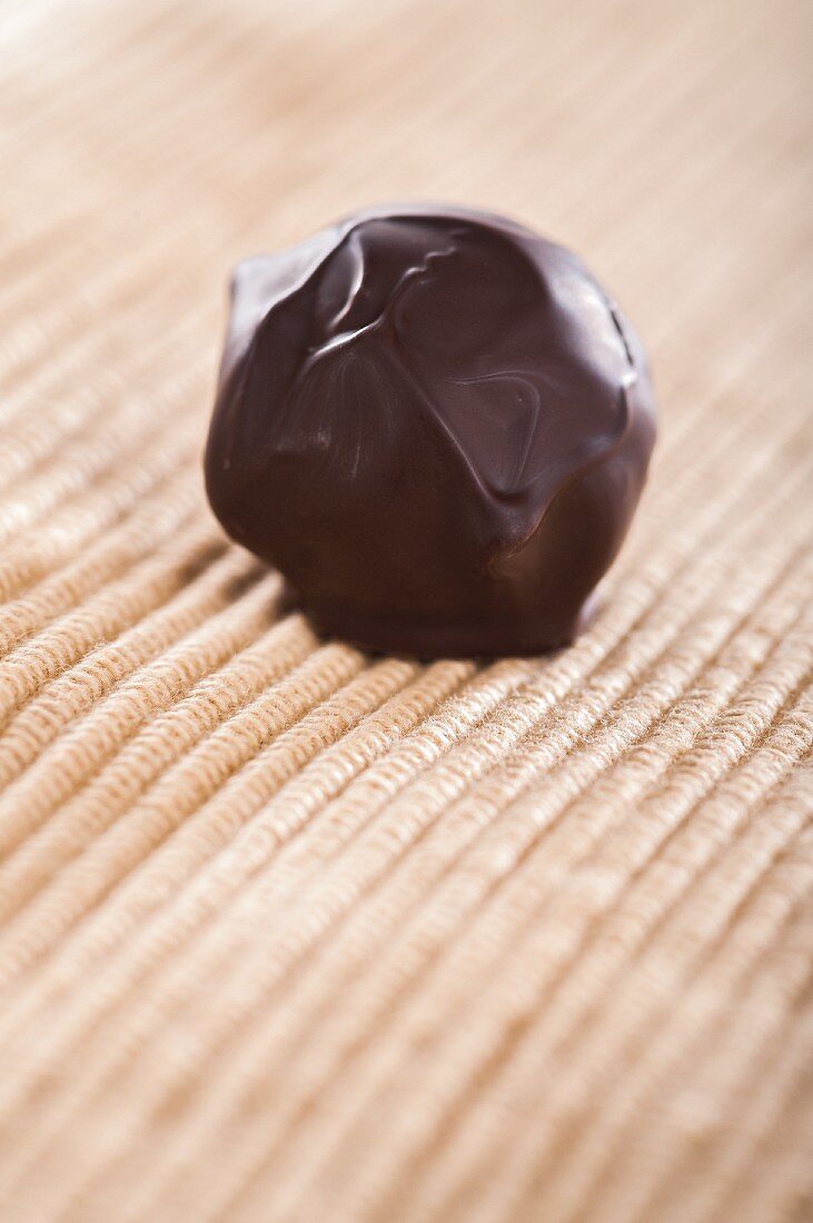 Eine handgemachte Schokoladentrüffel mit Bitterschokolade