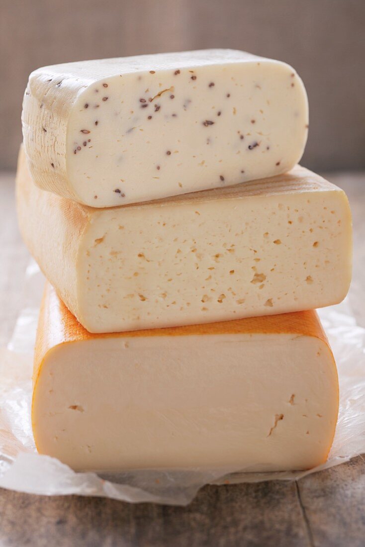 Three different sorts of cheese (Biarom, Esrom, Butterkäse)