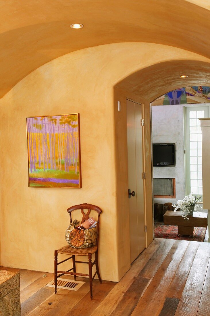 Vorraum mit gelb getönter Gewölbe und Blick durch raumhohen Durchgang ins Wohnzimmer