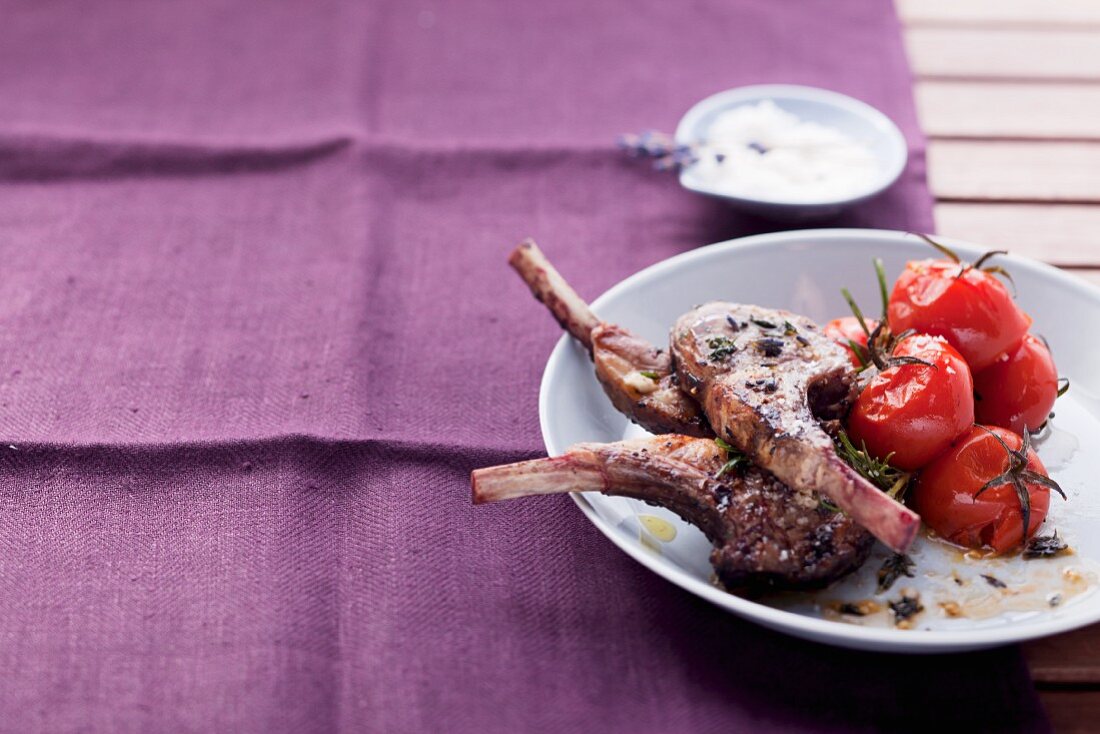 Grilled lamb chops with tomatoes