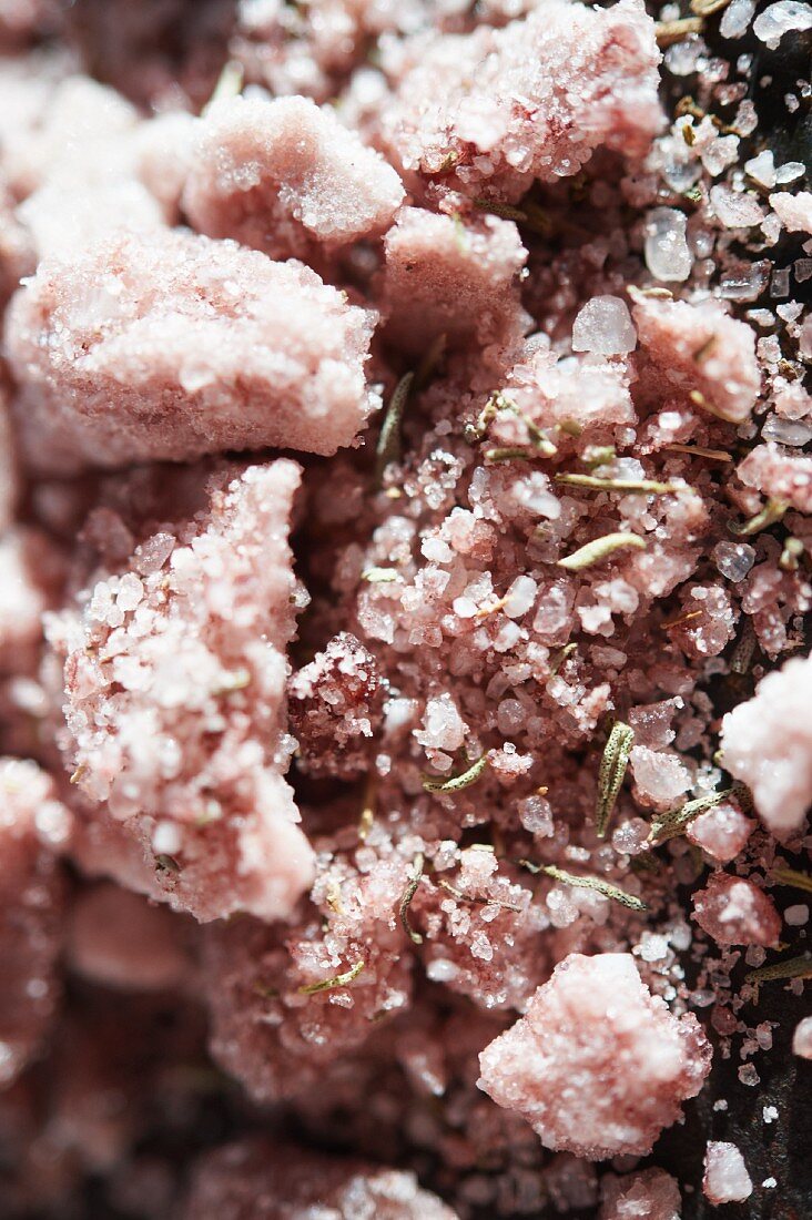 Grobes rosa Salz mit Rosmarin