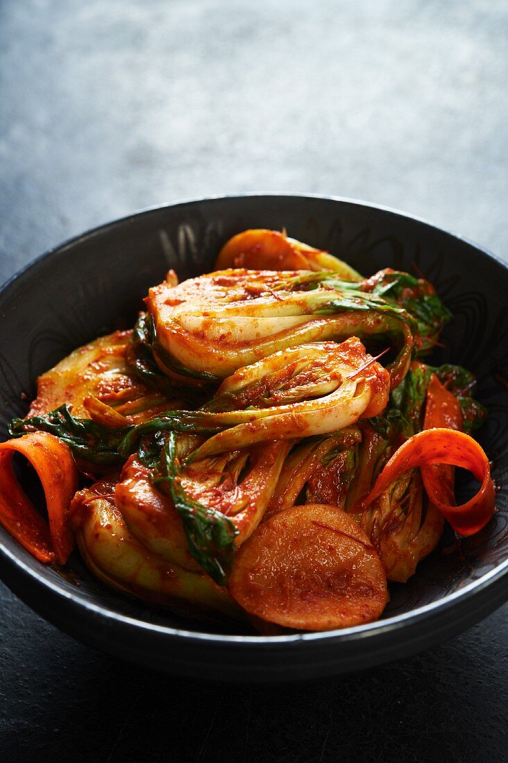 Kimchi mit Pak Choi, Karotten und Chinakohl in einer Schüssel (Korea)
