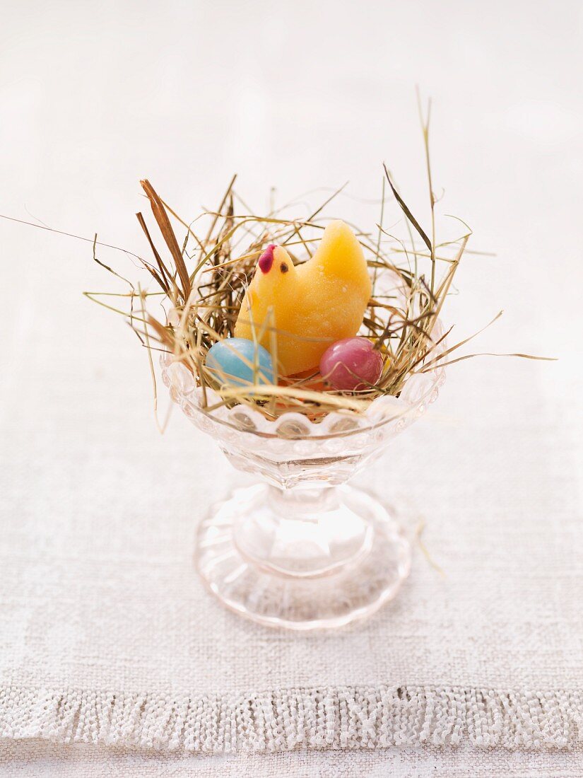 Osternest im Eierbecher mit Süssigkeiten