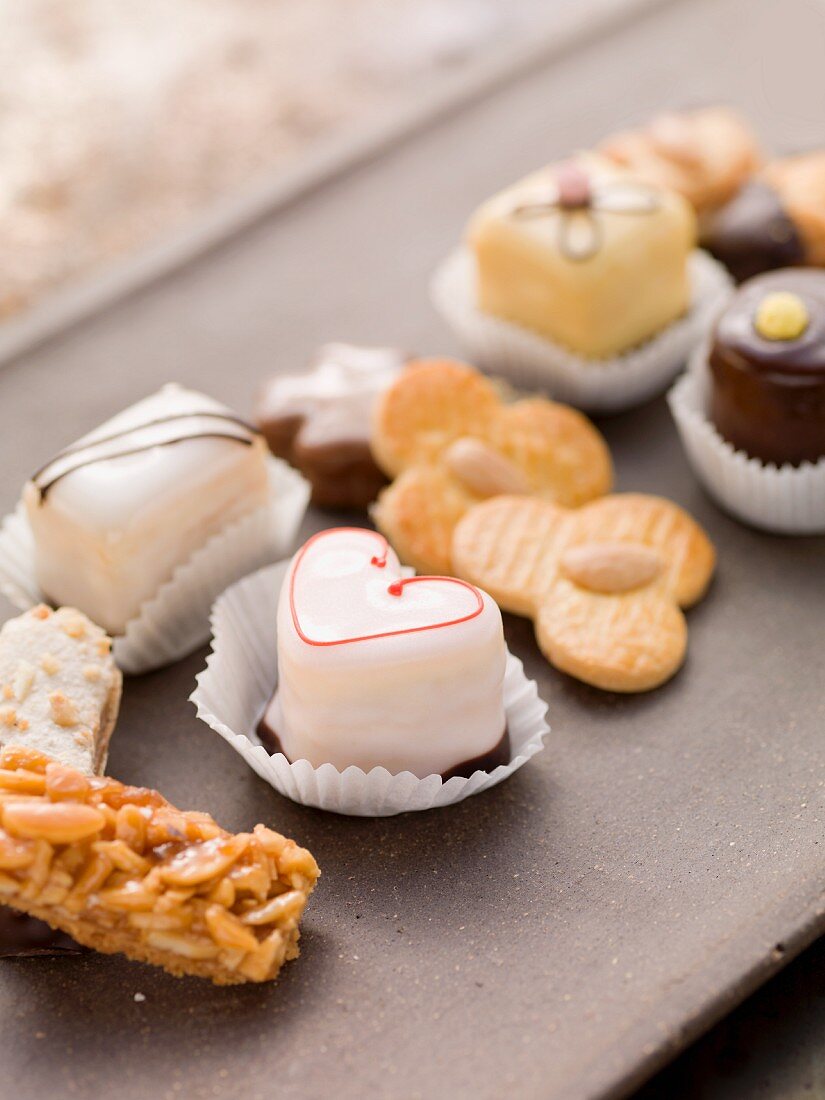 Verschiedene Plätzchen und Petit Fours