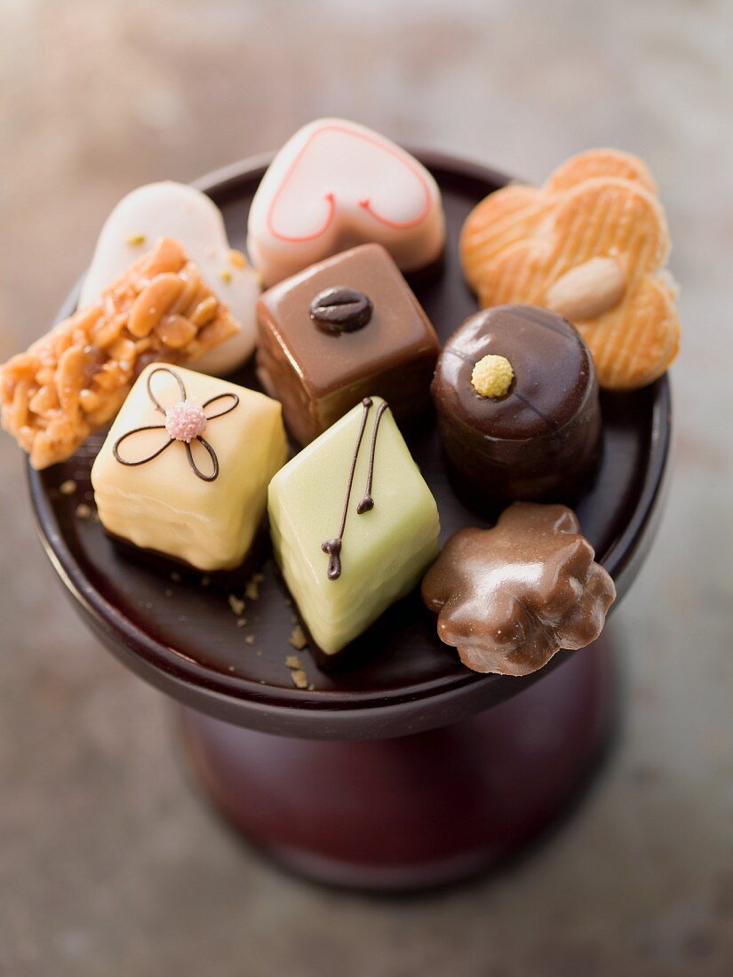 Verschiedene Plätzchen und Petit Fours auf Kuchenplatte