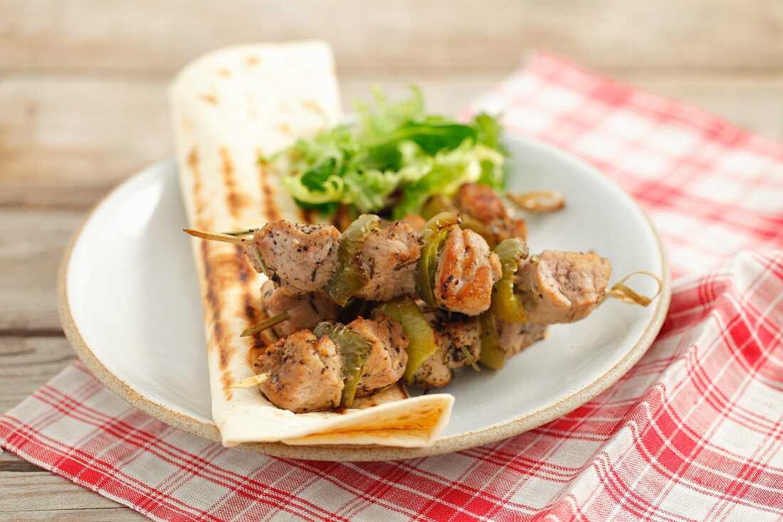 Pork and pepper kebabs with grilled tortilla