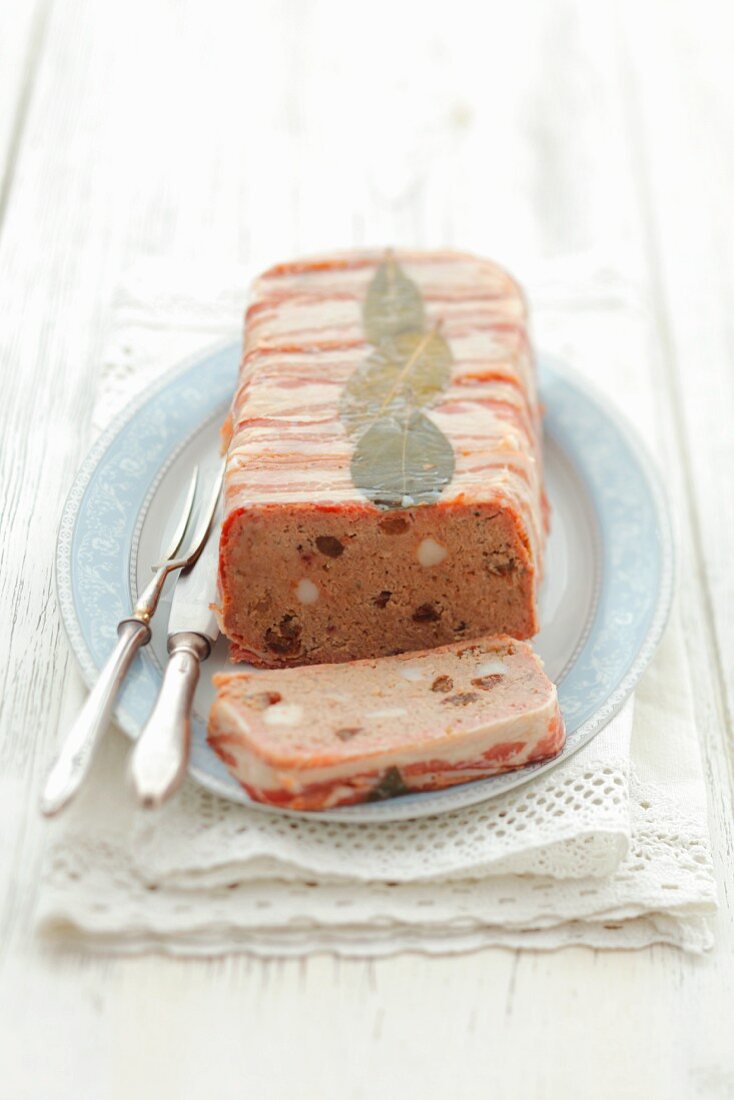 Meatloaf with raisins and bacon