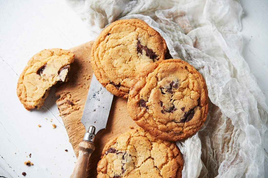 Chocolate Chip Cookies auf einem Holzbrett