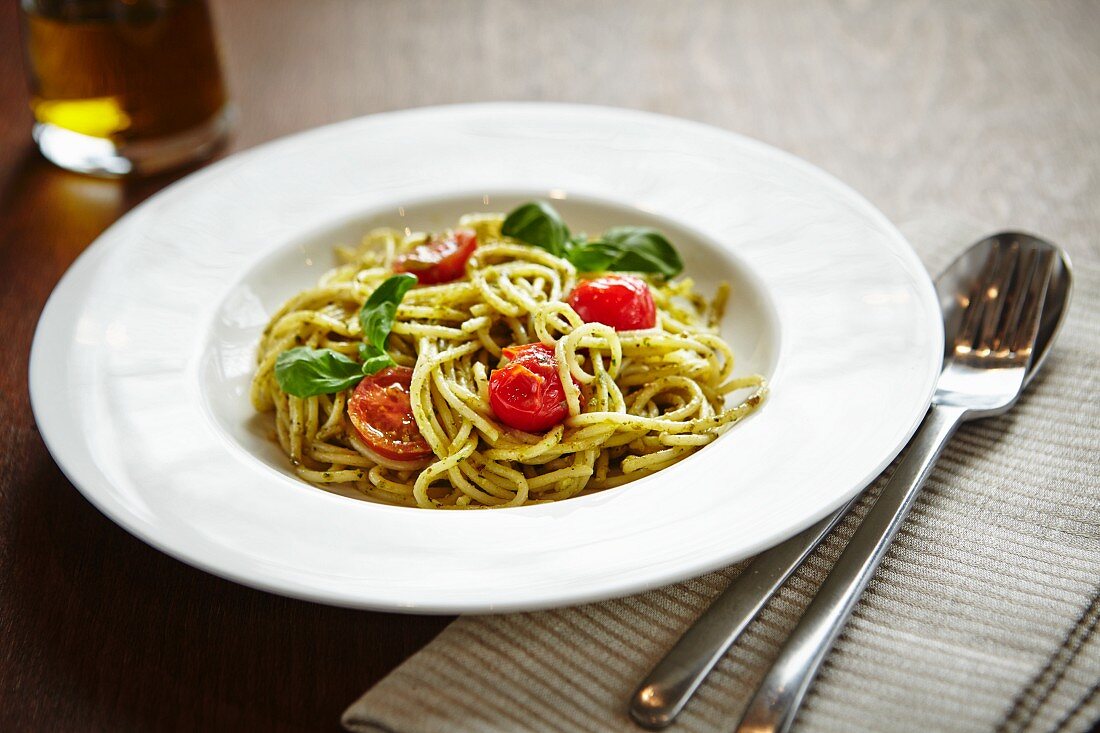 Spaghetti mit Tomaten & Pesto