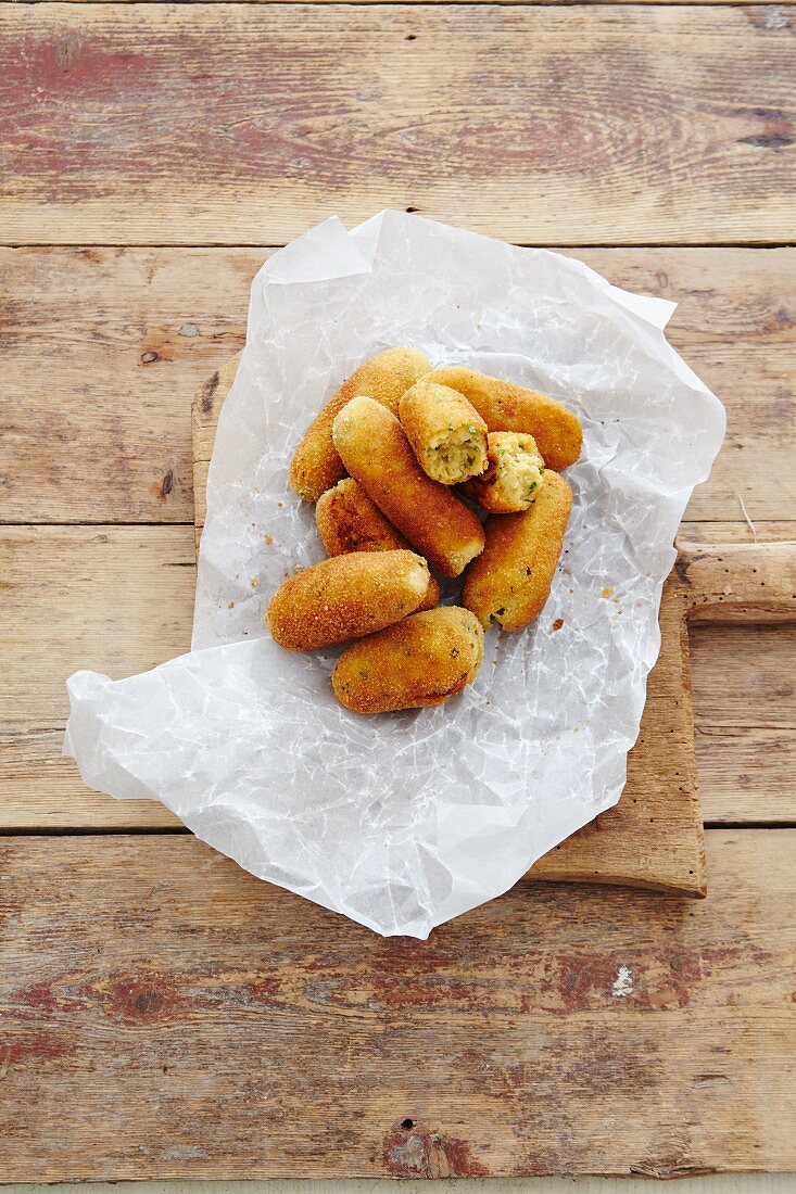 Hähnchenkroketten auf Papier