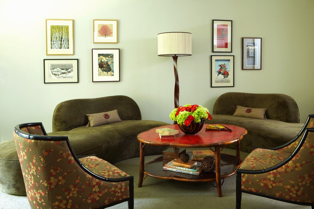 Biedermeier armchairs with floral upholstery in front of 70s-style coffee table and chaise longues