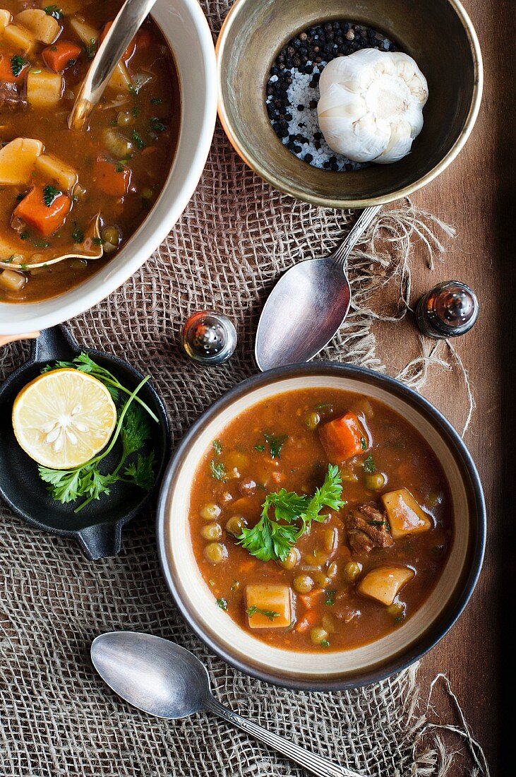 Vegetable stew with beef, garlic and lemon