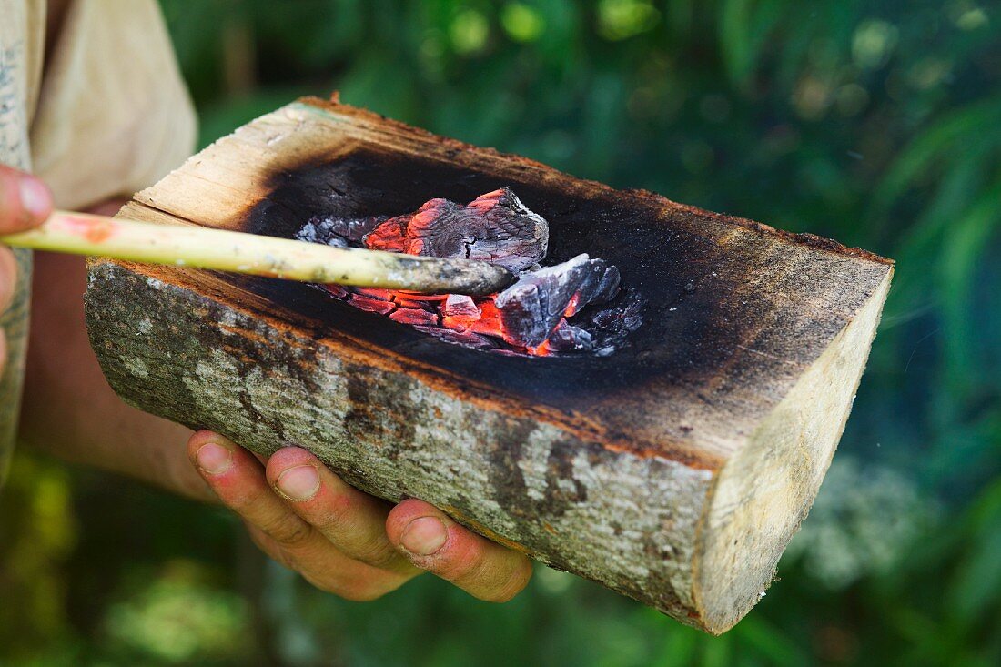Making a wooden container out of a piece of wood by coal-burning