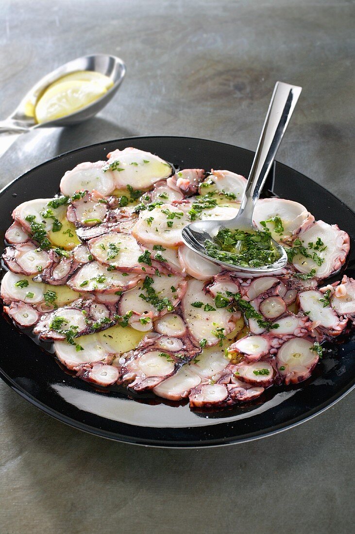 Oktopuscarpaccio mit Kräuteröl