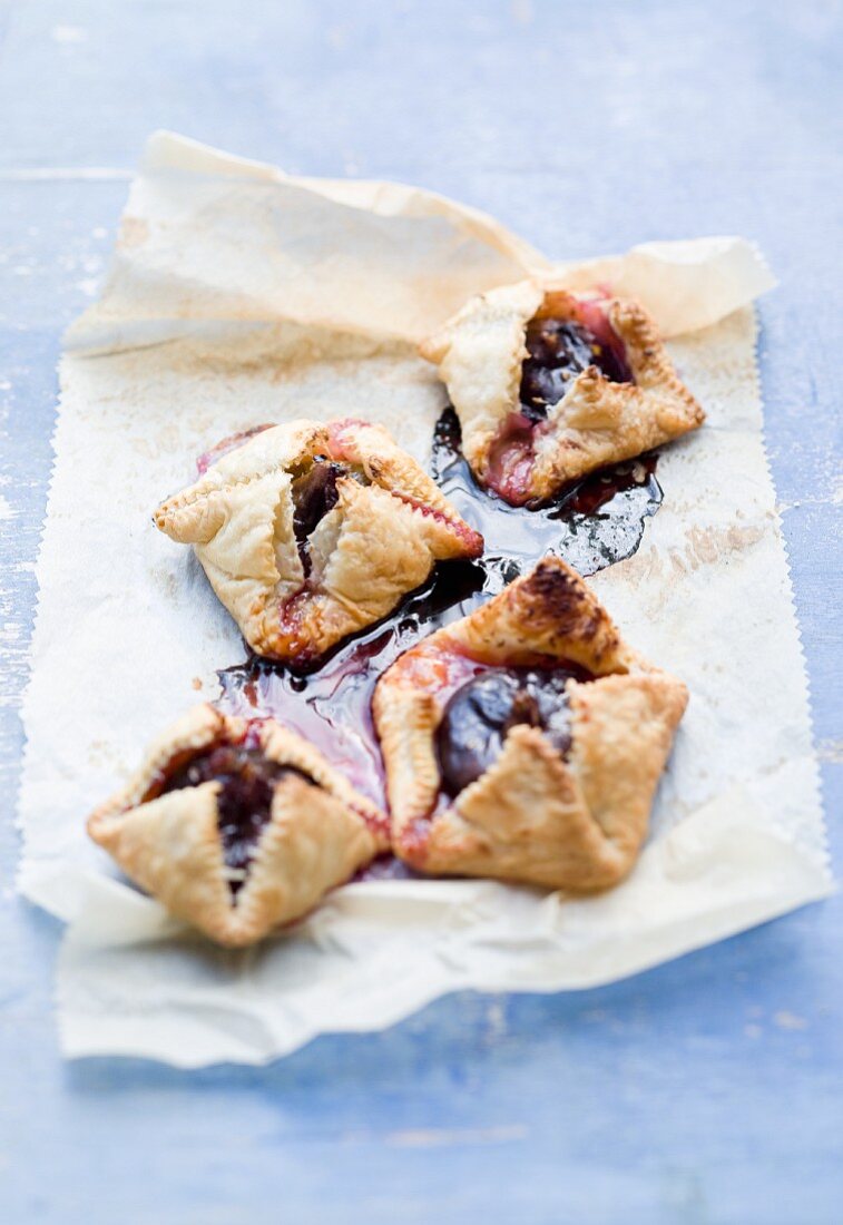 Puff pastry parcels with fig filling